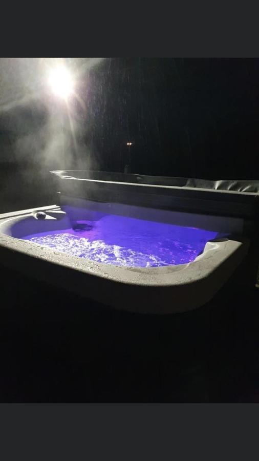 Hotel Robins Nest Glamping Pod With Hot Tub Keith Exterior foto